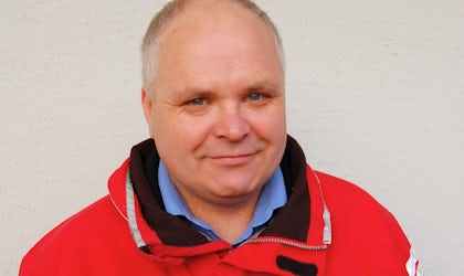 Portrett av Per Olav Stange i Røde Kors jakke