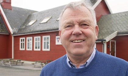 Bilde av prisvinner Håkon Areklett utenfor bygning på Visnes
