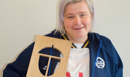 Bild av Beth Karin som holder hedersprisen