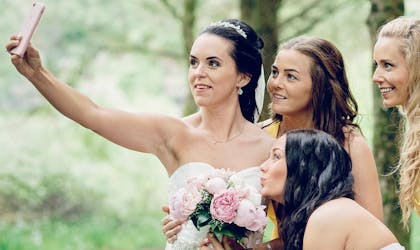 ung kvinne med forlovere tar selfi i park