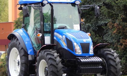 blå traktor på vei