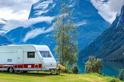 campingvogn i norsk landskap med fjell og fjord
