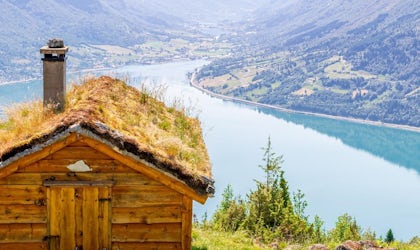 stabburshytte i norsk fjell og fjordlandskap
