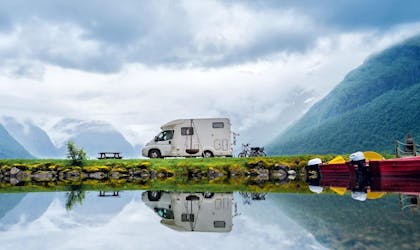 campingbil i norsk fjell og fjordlandskap
