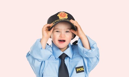 ung gutt kledd som politi