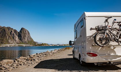 campingbil i norsk natur med fjell og fjord