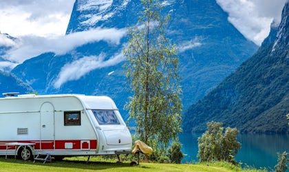 campingvogn i norsk natur med fjell og fjord