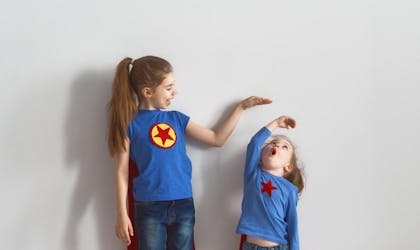 liten jente og gutt kledt som Supermann