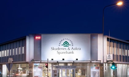 Hovedkontor Åkrehamn utvendig i kveldslys