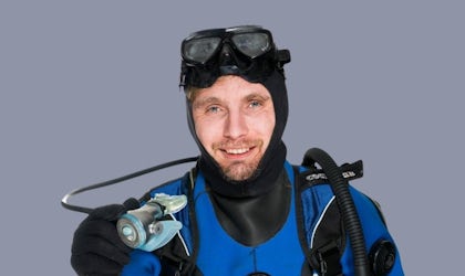 dykker i full dykkerdrakt Karmøy dykkerklubb