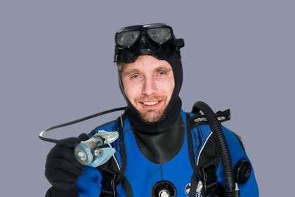 dykker i full dykkerdrakt Karmøy dykkerklubb