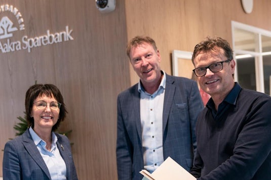 Daglig leder HBO Ørjan Risanger, markedssjef Elin Bakke og banksjef Alf Inge Flokketvedt ser på materiell fra Paperwise