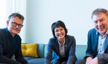Daglig leder HBO Ørjan Risanger, markedssjef Elin Bakke og banksjef Alf Inge Flokketvedt ser på materiell fra Paperwise