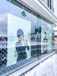 Hovedkontor Åkrehamn kontorbilde utendørs med plakater i vinduene