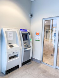 Hovedkontor Åkrehamn kontorbilde inngangsparti med automater