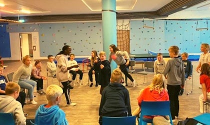 Barn i Tweens Kopervik i lek inne