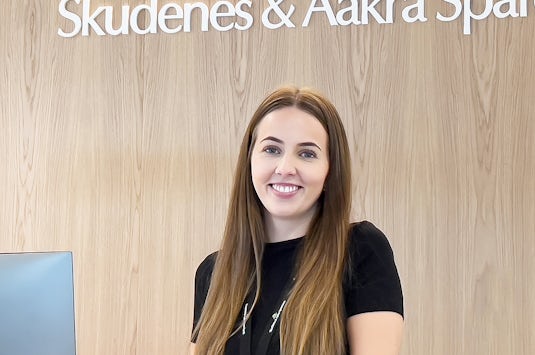 Bilde av Camilla i skranken på hovedkontoret