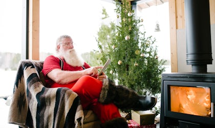 Nisse som leser innhold på ipad