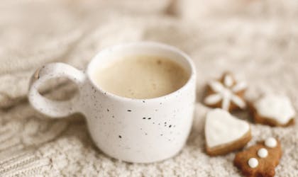 Bilde av kopp med kakao, småkaker og julelys