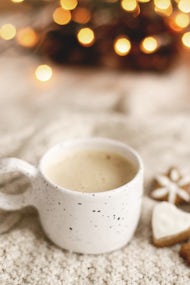 Bilde av kopp med kakao, småkaker og julelys