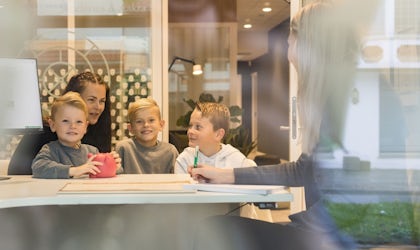Barn med sparegris i bankkontor