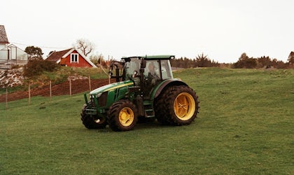 Traktor på en gresslette