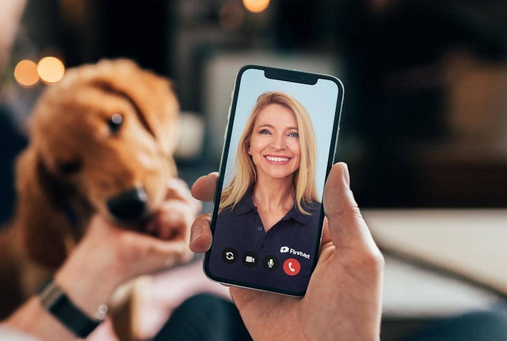Bilde av Facetime-samtale på telefon, og en hund som blir klappet.