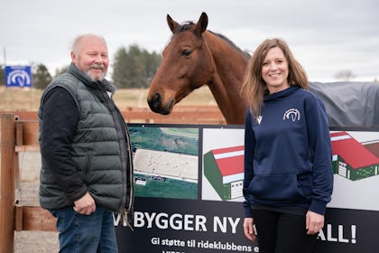 Dagny Elin Mjåseth sammen med sin gode samarbeidspartner og daglig leder av ridesenteret, Odd Inge Vikshåland.