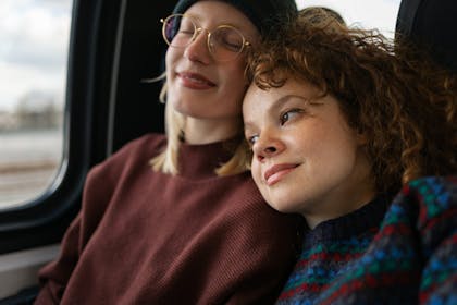 to jenter drømmer på busstur