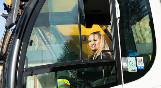 Jente i en gravemaskin