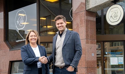 Banksjef May Bente Olsen i Skudenes & Aakra Sparebank og daglig leder Marius Kallevik i Meglerhuset Rele gratulerer hverandre.