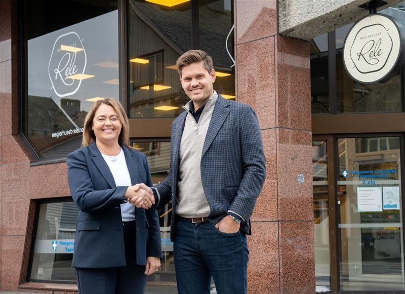 Banksjef May Bente Olsen i Skudenes & Aakra Sparebank og daglig leder Marius Kallevik i Meglerhuset Rele gratulerer hverandre.