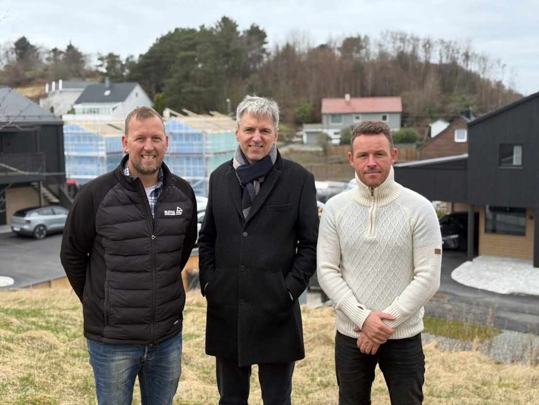 Kjetil Bjelland, Sigve Blikshavn og Helge Lilleskog foran Kålgardshaugen, der trinn 2 nå er under oppføring.